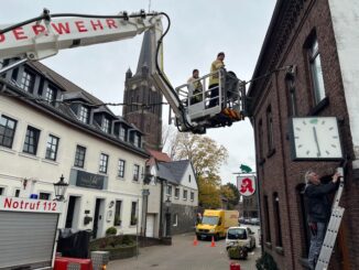 FW Tönisvorst: Die Weihnachtsbeleuchtung in Vorst ist bereit. Die Freiwilligen Feuerwehr Tönisvorst unterstützt die Kolpingfamilie beim Aufhängen der Weihnachtsbeleuchtung im Vorster Ortskern.