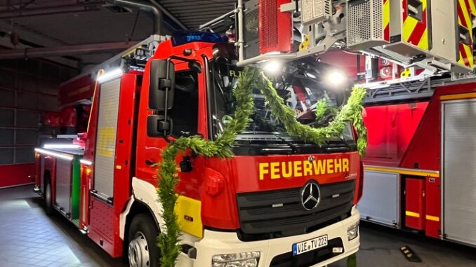 FW Tönisvorst: Einsegnung der neuer Drehleiter für die Feuerwehr Tönisvorst