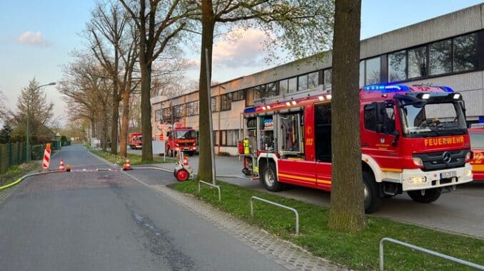 FW Tönisvorst: Großübung der Feuerwehr Tönisvorst