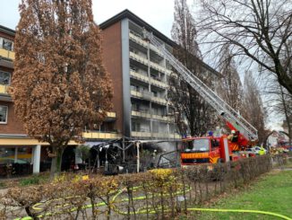 FW Tönisvorst: Restaurant im Vollbrand - Tönisvorster Feuerwehr im Großeinsatz