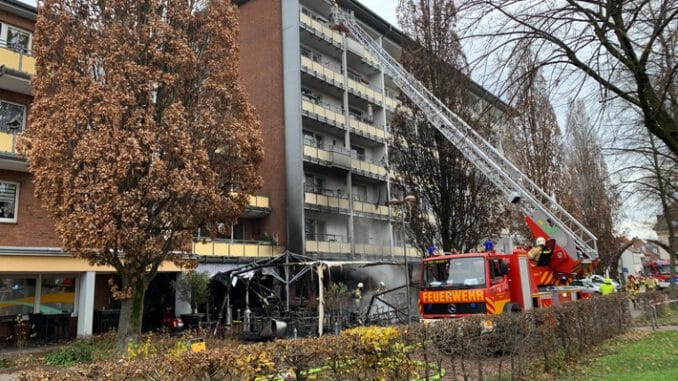 FW Tönisvorst: Restaurant im Vollbrand - Tönisvorster Feuerwehr im Großeinsatz