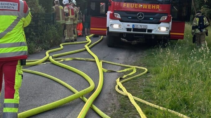 FW Tönisvorst: Unruhiger Auftakt in den Feiertag - Feuerwehr Tönisvorst in der Nacht zu zwei Einsätzen alarmiert. Durch Kellerbrand zwei verletzte Bewohner und zwei gerettet Katzen