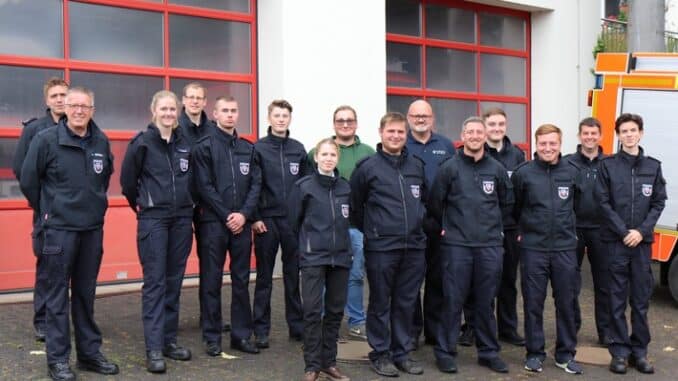 FW VG Asbach: 11 neue Feuerwehrleute starten in die Grundausbildung