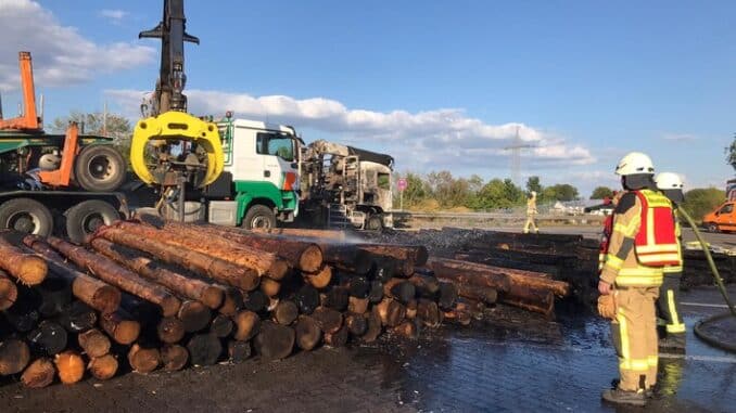 FW VG Asbach: Brennender Holztransporter auf dem Rastplatz Fernthal