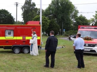 FW VG Asbach: Einsegnungen in Altenhofen: Anbau, Fahrzeug und Stromerzeuger wurden offiziell übergeben