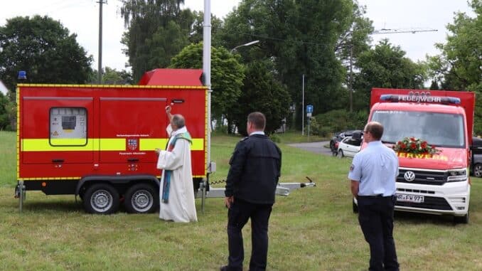 FW VG Asbach: Einsegnungen in Altenhofen: Anbau, Fahrzeug und Stromerzeuger wurden offiziell übergeben