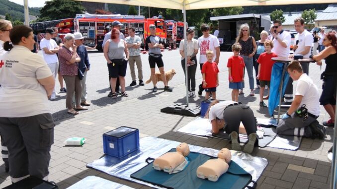 FW VG Asbach: Erfolgreicher &quot;Tue Gutes Tag&quot; in Neustadt: Viele Besucher nutzten die Übungsstationen und informierten sich
