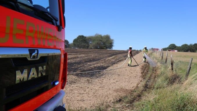 FW VG Asbach: Flächenbrand schnell gelöscht / Feuerwehr warnt vor aktueller Brandgefahr