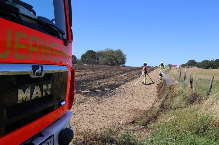 FW VG Asbach: Flächenbrand schnell gelöscht / Feuerwehr warnt vor aktueller Brandgefahr