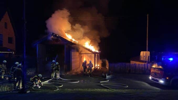 FW VG Asbach: Gebäudebrand in Asbach-Schöneberg