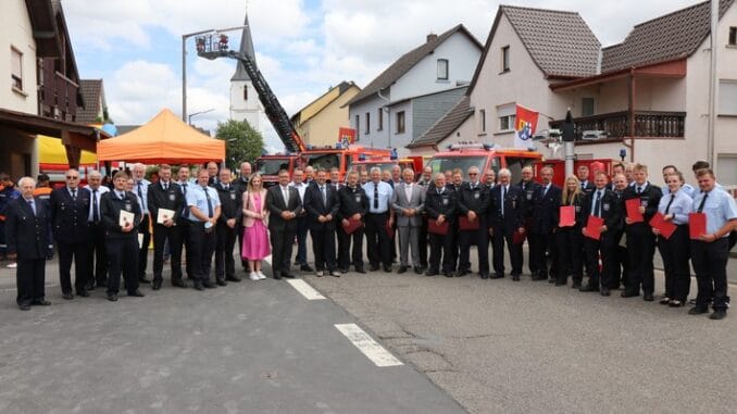 FW VG Asbach: Nach Corona-Pause: Wehren treffen sich zum Feuerwehrtag / Feuerwehrtag der VG Asbach mit zahlreichen Neuaufnahmen und Ehrungen