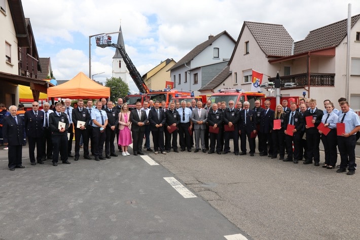 FW VG Asbach: Nach Corona-Pause: Wehren treffen sich zum Feuerwehrtag / Feuerwehrtag der VG Asbach mit zahlreichen Neuaufnahmen und Ehrungen