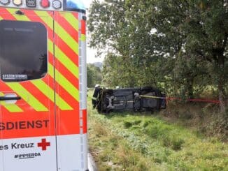 FW VG Asbach: Verkehrsunfall Ortsausgang Asbach - 3 Leichtverletzte