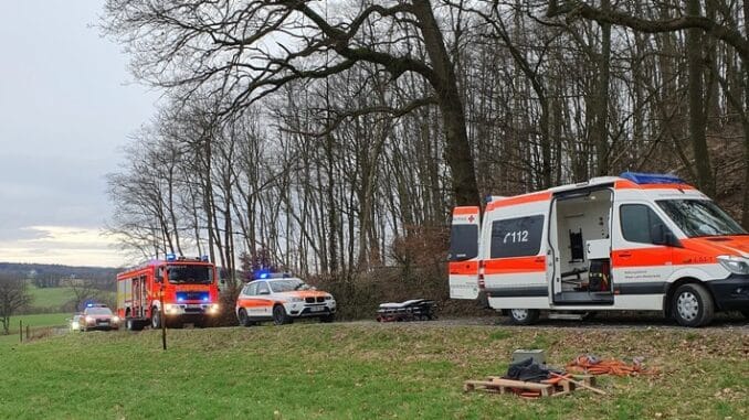 FW VG Asbach: Verkehrsunfall und zwei Unfälle bei Waldarbeiten forderten Verletzte / Einsatzreicher Samstag für die Feuerwehren