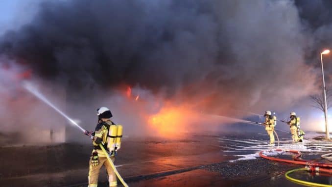 FW VG Asbach: Vollbrand einer Gewerbehalle in Fernthal