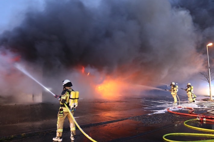 FW VG Asbach: Vollbrand einer Gewerbehalle in Fernthal