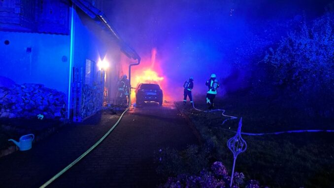 FW VG Westerburg: Brand in Garage greift auf Wohnhaus über - Bewohner bleiben unverletzt