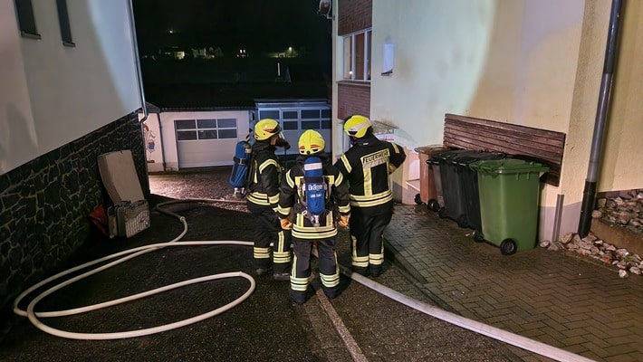 FW VG Westerburg: Feuer in Kellerraum - Elf Personen können Mehrfamilienhaus unverletzt verlassen