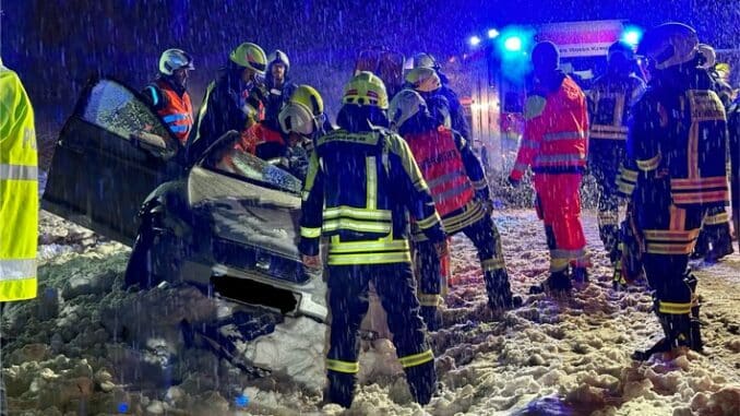 FW VG Westerburg: Gefahrguttransporter schiebt PKW von der Straße - Fahrerin wird in ihrem Fahrzeug eingeklemmt