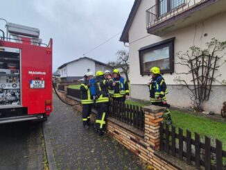 FW VG Westerburg: Gemeldeter Gebäudebrand in Halbs entpuppt sich als Kaminbrand