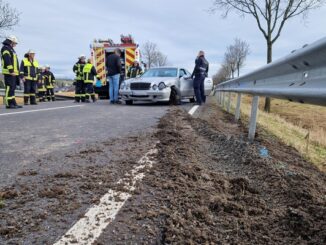 FW VG Westerburg: Junger Fahrer kracht auf Bundesstraße 255 in Leitplanke