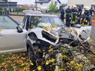 FW VG Westerburg: PKW prallt frontal gegen Baum - Fahrerin und Beifahrer werden schwer verletzt