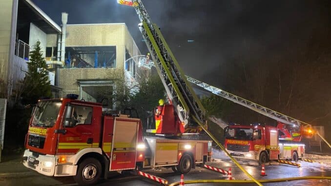 FW-Velbert: Brand in einem Metallveredelungsbetrieb