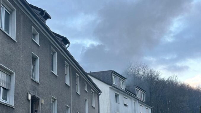 FW-Velbert: Brennender Balkon auf der Höhfeldstraße