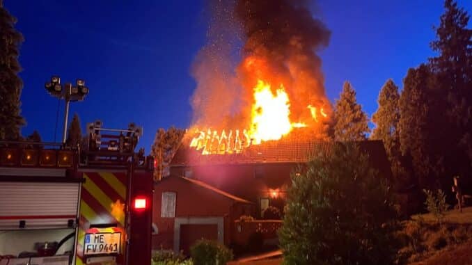 FW-Velbert: Dachstuhlbrand fordert die Feuerwehr