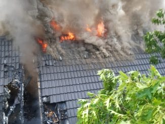 FW-Velbert: Dachstuhlbrand fordert vollen Einsatz der Feuerwehr Velbert