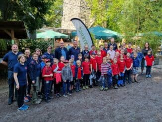 FW-Velbert: Die Kinderfeuerwehr Velbert und Bürgermeister Dirk Lukrafka meistern gemeinsam den Parcours des Waldkletterparks Langenberg