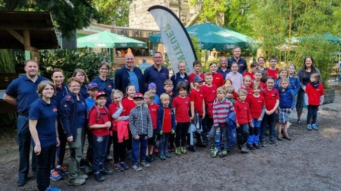 FW-Velbert: Die Kinderfeuerwehr Velbert und Bürgermeister Dirk Lukrafka meistern gemeinsam den Parcours des Waldkletterparks Langenberg