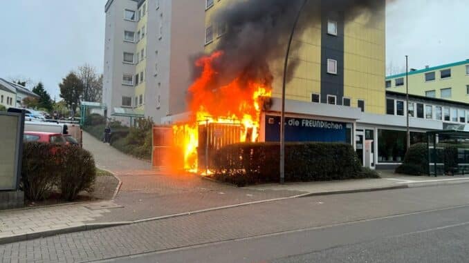 FW-Velbert: Feuer greift auf Gebäude über
