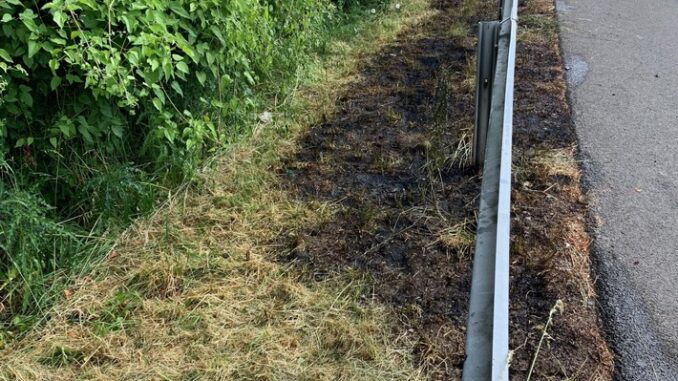 FW-Velbert: Feuer in leerstehender Grundschule und Flächenbrand mit ungewöhnlichen Löschmethoden