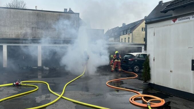 FW-Velbert: Garagenbrand auf der Mettmanner Straße