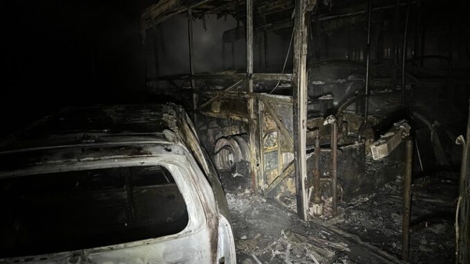 FW-Velbert: Hoher Sachschaden durch Großbrand im Busdepot