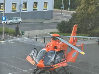 FW-Velbert: Hubschrauber landet auf dem Rathausparkplatz