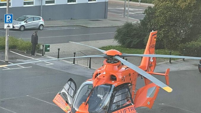 FW-Velbert: Hubschrauber landet auf dem Rathausparkplatz