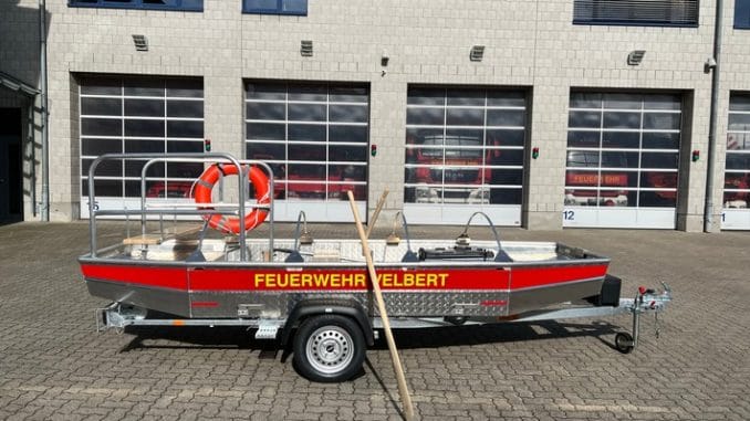 FW-Velbert: Neues Flachwasserschubboot in den Dienst gestellt