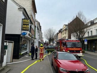 FW-Velbert: Palettenbrand greift auf Lagerhalle über