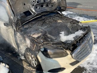 FW-Velbert: Taxi in Vollbrand