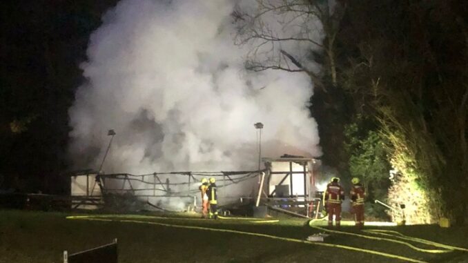 FW-Velbert: Vereinsheim brennt nieder