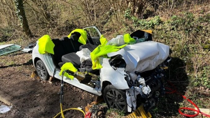FW-Velbert: Verkehrsunfall mit eingeklemmter Person in der Hefel