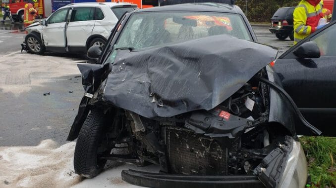 FW-Velbert: Verkehrsunfall mit zwei Verletzten