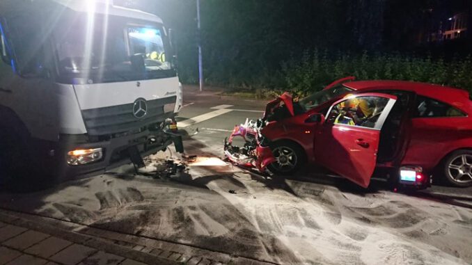 FW-Velbert: Verkehrsunfall zwischen PKW und LKW