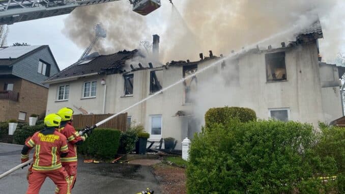 FW-Velbert: Wohnhaus brennt nieder