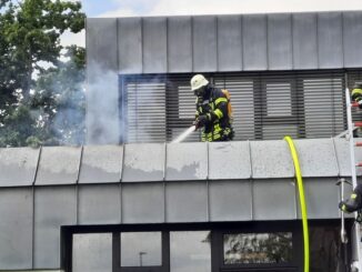 FW Voerde: Dachstuhlbrand an der Friedrich-Wilhelm-Str. in Voerde - Spellen