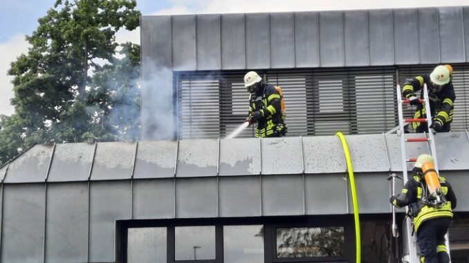 FW Voerde: Dachstuhlbrand an der Friedrich-Wilhelm-Str. in Voerde - Spellen