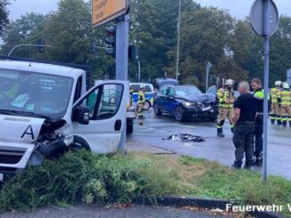 FW Voerde: Einsatzreiche Nacht für die Feuerwehr Voerde: 2 Brände &amp; ein Verkehrsunfall im Ortsteil Friedrichsfeld