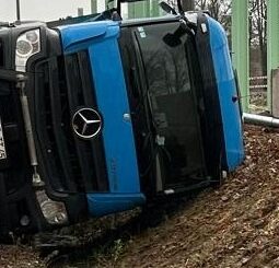 FW Voerde: Feuerwehr-Einsatz: LKW bei Arbeiten umgestürzt